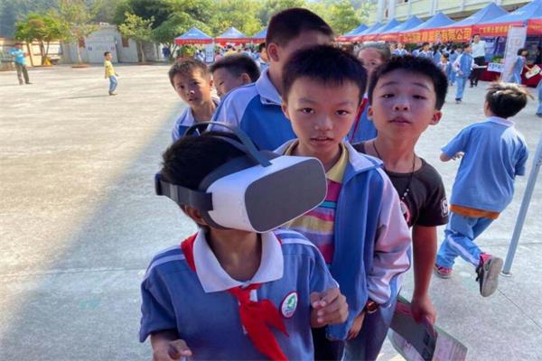 學(xué)生正在排隊(duì)體驗(yàn)vr眼鏡 學(xué)生正在排隊(duì)體驗(yàn)vr眼鏡